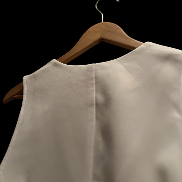 CLEO Elegant White Button-Up Vest. Give yourself an hourglass - Picture 4 of 6